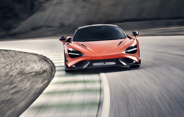 Спортивный автомобиль McLaren 765LT 2020 года на трассе 