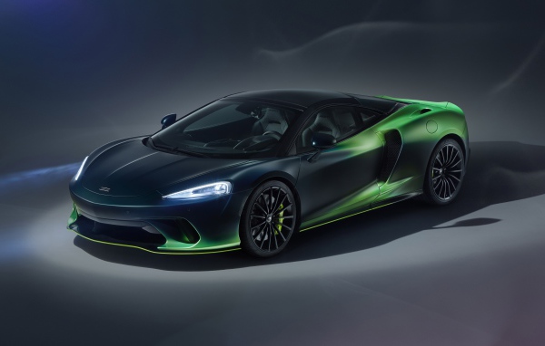 Автомобиль McLaren GT Verdant Theme By MSO 2020 года на сером фоне