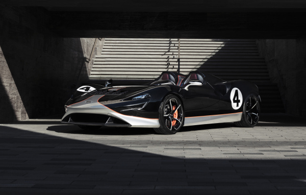 Спортивный McLaren MSO Elva M1A Theme 2020  года в лучах солнца