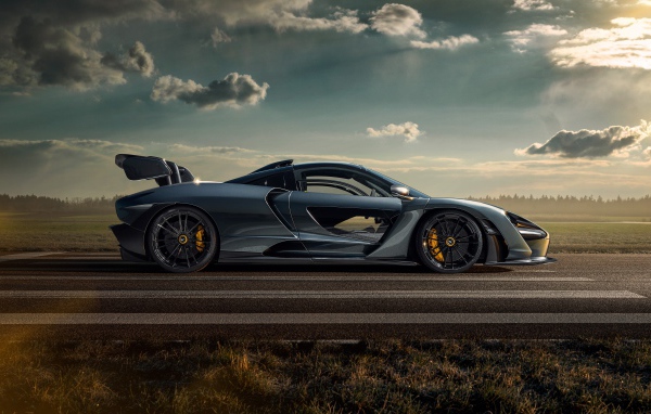 Автомобиль Novitec McLaren Senna 2020 года на фоне неба 