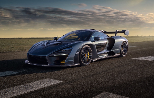Серебристый гоночный автомобиль Novitec McLaren Senna 2020 года 