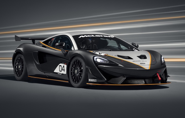 Спортивный автомобиль McLaren 570S GT4 2020 года на сером фоне
