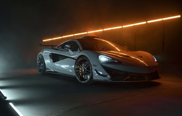 Серебристый спортивный автомобиль McLaren 620R 2021 года