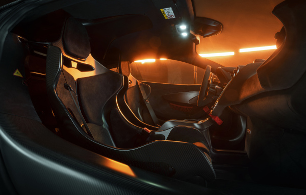 Черный салон автомобиля McLaren 620R 2021 года