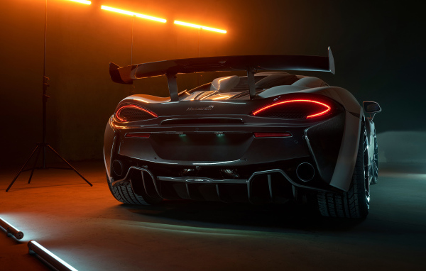 Автомобиль McLaren 620R 2021 года вид сзади