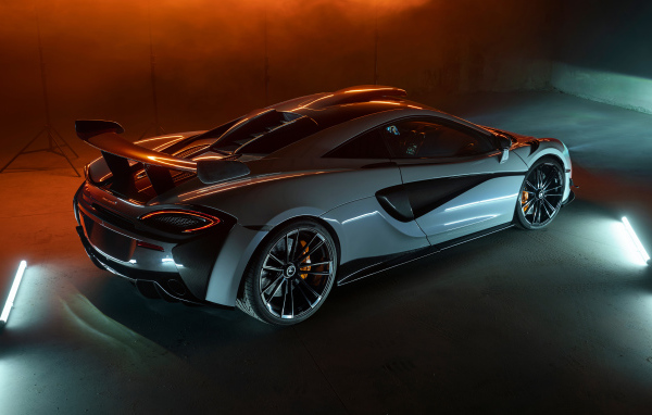 Спортивный автомобиль  McLaren 620R 2021 года вид сзади