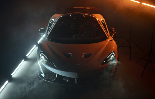 Автомобиль McLaren 620R,  2021 года вид сверху