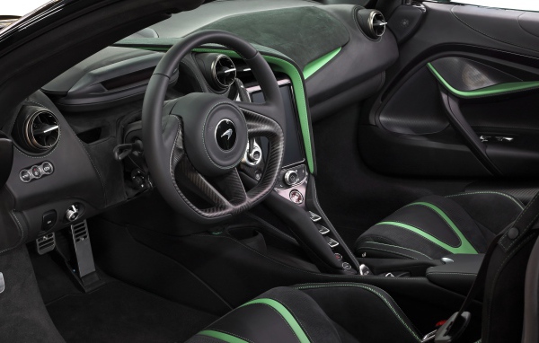 Черный салон автомобиля  McLaren 720S Spider Fury 2020 года 