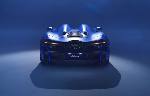 Синий автомобиль McLaren Elva 2020 года вид сзади