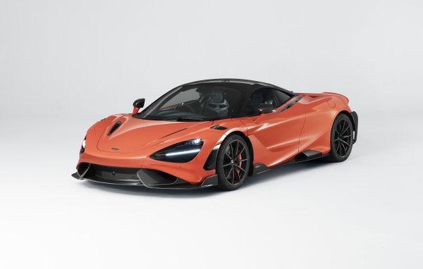 Автомобиль McLaren 765LT 2020 года на сером фоне