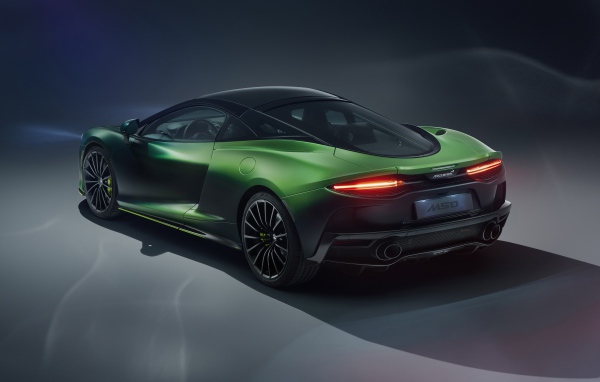 Быстрый зеленый автомобиль McLaren GT Verdant, 2020 года на сером фоне