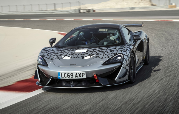 Гоночный автомобиль McLaren 620R на трассе