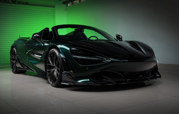 Черный спортивный автомобиль  McLaren 720S, 2020 года в гараже 