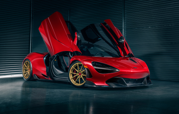 Автомобиль McLaren 720S на фоне серой стены