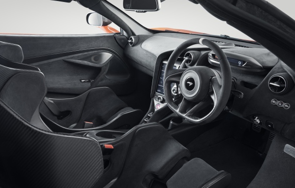 Черный кожаный салон автомобиля McLaren 765LT 2020 года