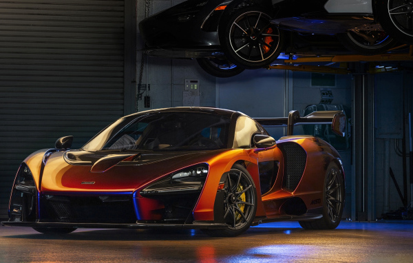 Оранжевый спортивный автомобиль McLaren MSO Senna в гараже