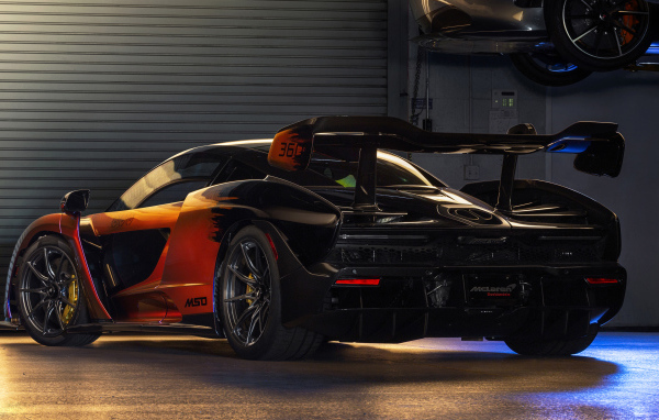 Спортивный автомобиль McLaren MSO Senna в гараже