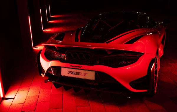 Вид сзади на автомобиль  McLaren 765LT, 2021 года