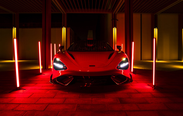 Красный McLaren 765LT, 2021 года в свете неоновых фонарей