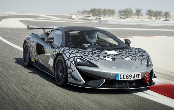 Спортивный автомобиль McLaren 620R на трассе