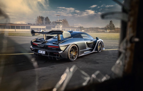 Вид из разбитого окна на автомобиль Novitec McLaren Senna 2020 года