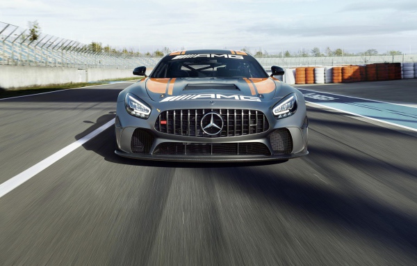 Автомобиль Mercedes-AMG GT4 2020 года на гонках 