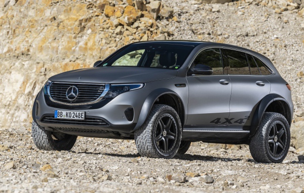Внедорожник Mercedes-Benz EQC 4x4 2020 года в горах 