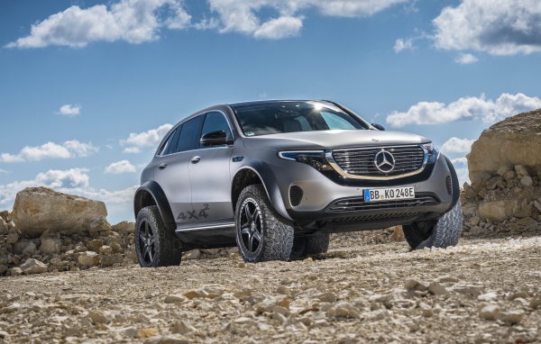 Серебристый внедорожник Mercedes-Benz EQC 4x4 2020 года 