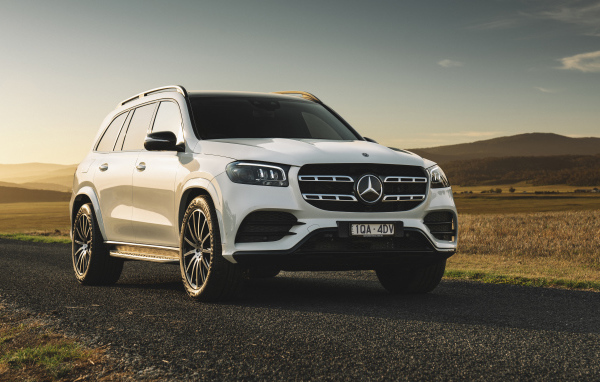 Белый стильный внедорожник Mercedes-Benz GLS 400 D 4MATIC AMG Line 2020 года