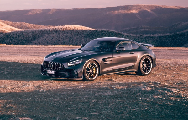 Черный автомобиль Mercedes-AMG GT R 2020 года