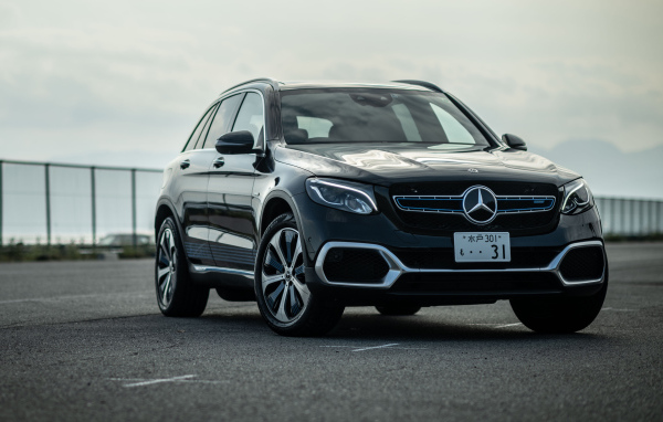 Черный автомобиль Mercedes-Benz GLC F-Cell 2021 года
