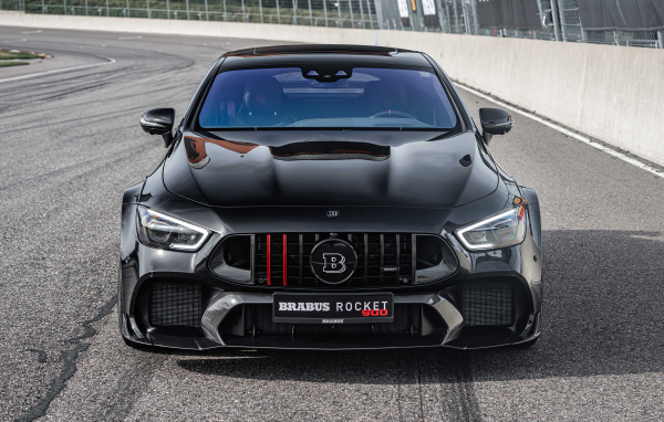Черный автомобиль Brabus Rocket 900 One Of Ten Mercedes-AMG GT 63 S 4MATIC+ на дороге