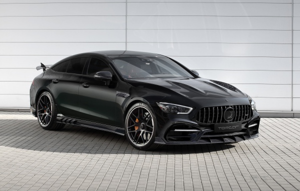 Черный автомобиль  Mercedes-AMG GT 63 S 4MATIC+ 4-Door Coupé Inferno 2020 года у гаража