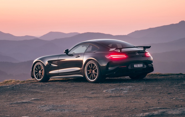 Черный автомобиль Mercedes-AMG GT R 2020 года на фоне гор 
