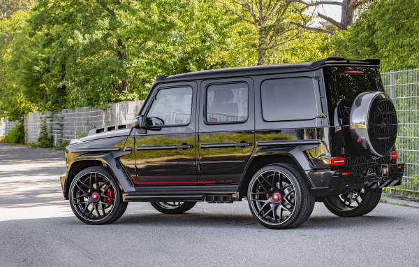 Черный джип Mercedes-Benz G-Class  на улице