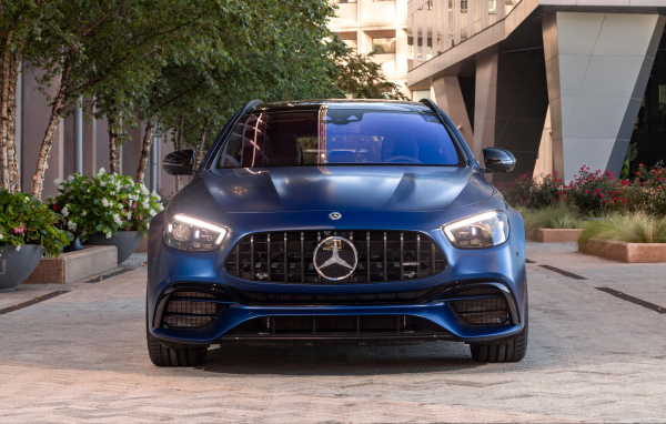 Синий автомобиль  Mercedes-AMG E 63 S 4MATIC+, 2021 года вид спереди