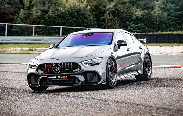 Автомобиль Brabus Rocket 900 One Of Ten Mercedes-AMG GT 63 S 4MATIC+ на дороге
