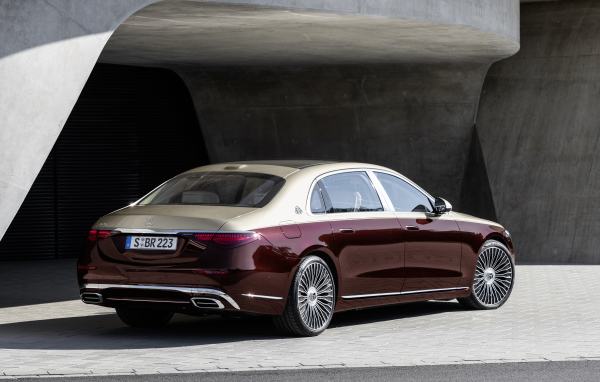 Бордовый автомобиль Mercedes-Maybach S 580,  2021 года вид сзади