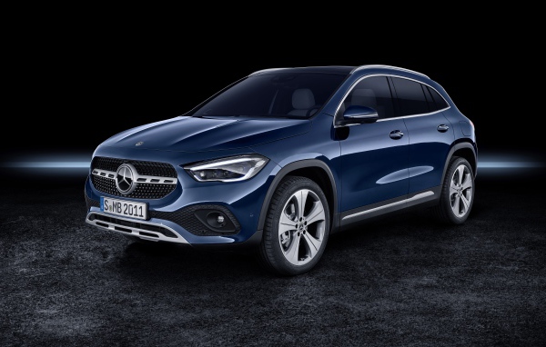 Автомобиль Mercedes-Benz GLA 250 4MATIC Progressive Line Edition 1 2020 года на черном фоне