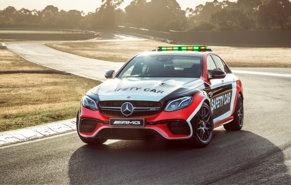 Гоночный автомобиль Mercedes-AMG E 63 S на трассе 