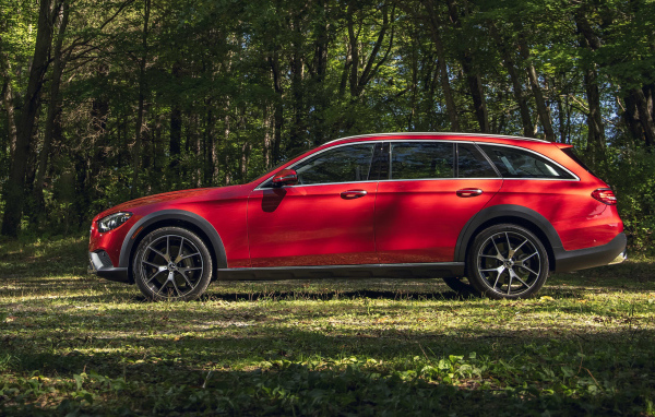 Автомобиль Mercedes-Benz E 450 4MATIC All-Terrain, 2021 года вид сбоку