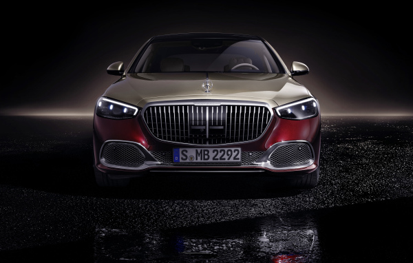 Автомобиль Mercedes-Maybach S 580,  2021 года вид спереди