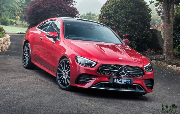 Красный автомобиль Mercedes-Benz E 300 AMG, 2021 года вид спереди