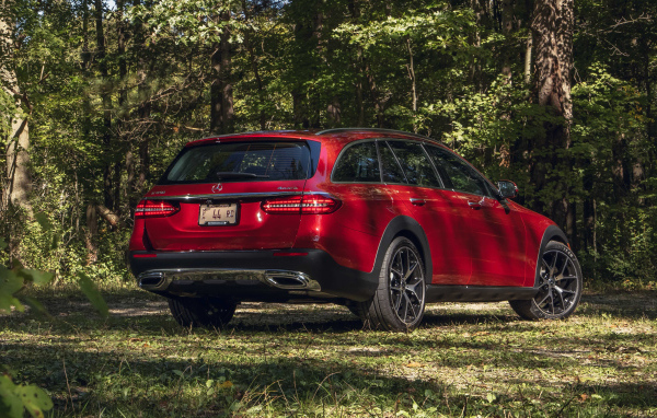 Красный автомобиль Mercedes-Benz E 450 4MATIC All-Terrain, 2021 года вид сзади