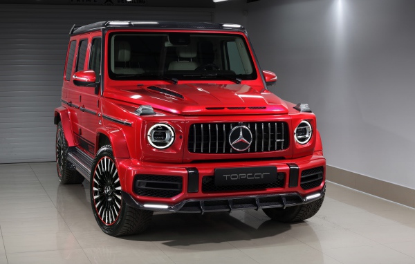 Красный внедорожник  Mercedes-AMG G 63,  2020 года в гараже