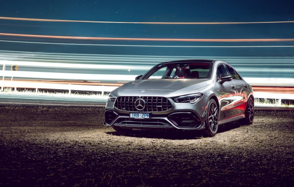 Серебристый автомобиль Mercedes-AMG CLA 45 S 4MATIC, 2020 года у трассы 
