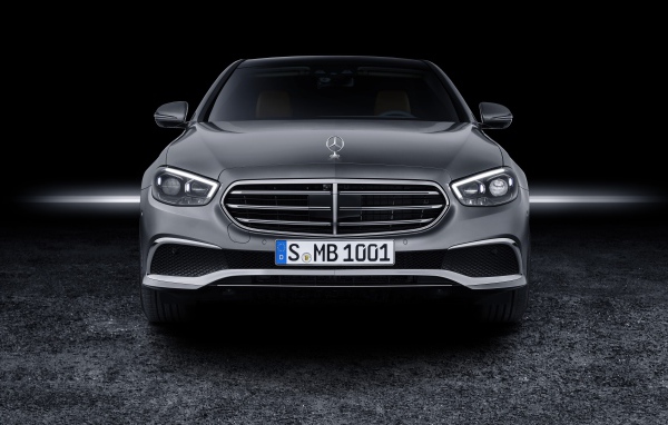 Серебристый автомобиль Mercedes-Benz E-Klasse, 2020 года вид спереди