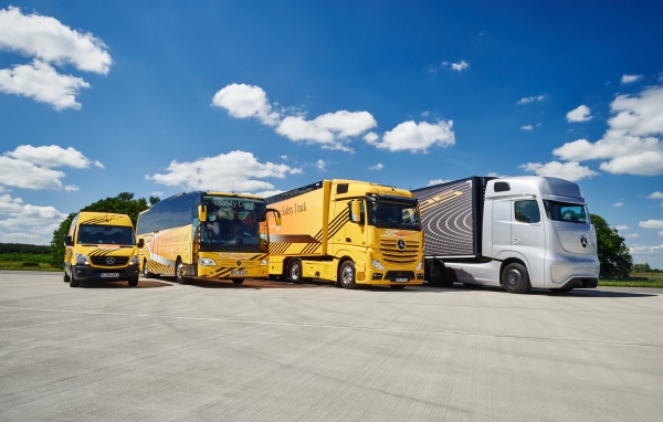 Модельный ряд автомобилей марки Mercedes-Benz на фоне голубого неба 