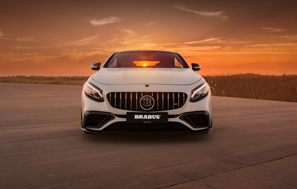 Белый автомобиль Mercedes Benz B63 S на фоне заката