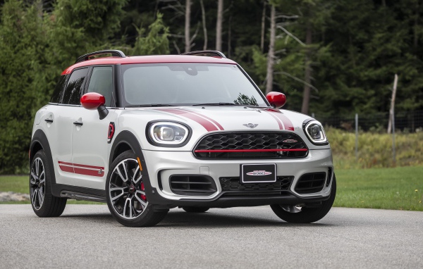 Автомобиль  MINI John Cooper, 2021 года на дороге